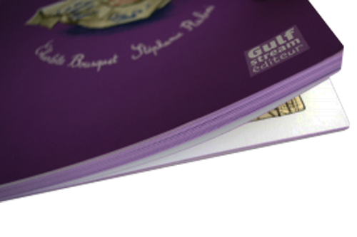 L'utilisation de la même couleur sur la couverture du livre et sur la tranche est originale et créative.