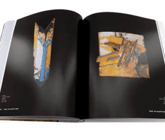 Impression d'un livre d'art sur un papier couché noir