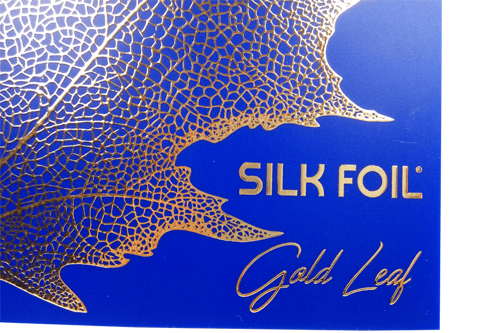 Couverture bleue avec une feuille et le titre en marquage doré