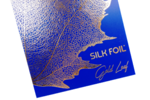 Couverture bleue avec une feuille et le titre en marquage doré