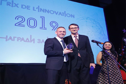 Le CEO recevant le prix de l'innovation.