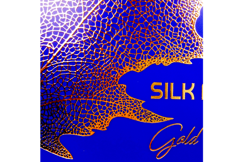 Feuille en marquage doré Couverture bleue avec une feuille et le titre en marquage doré