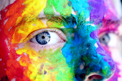 Peinture d'arc-en-ciel sur une personne