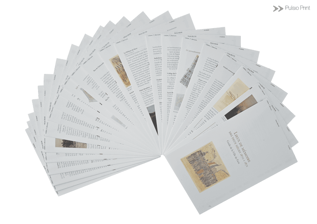 Ensemble de feuilles imprimées et pliées de la couverture et du contenu d'un livre sans reliure